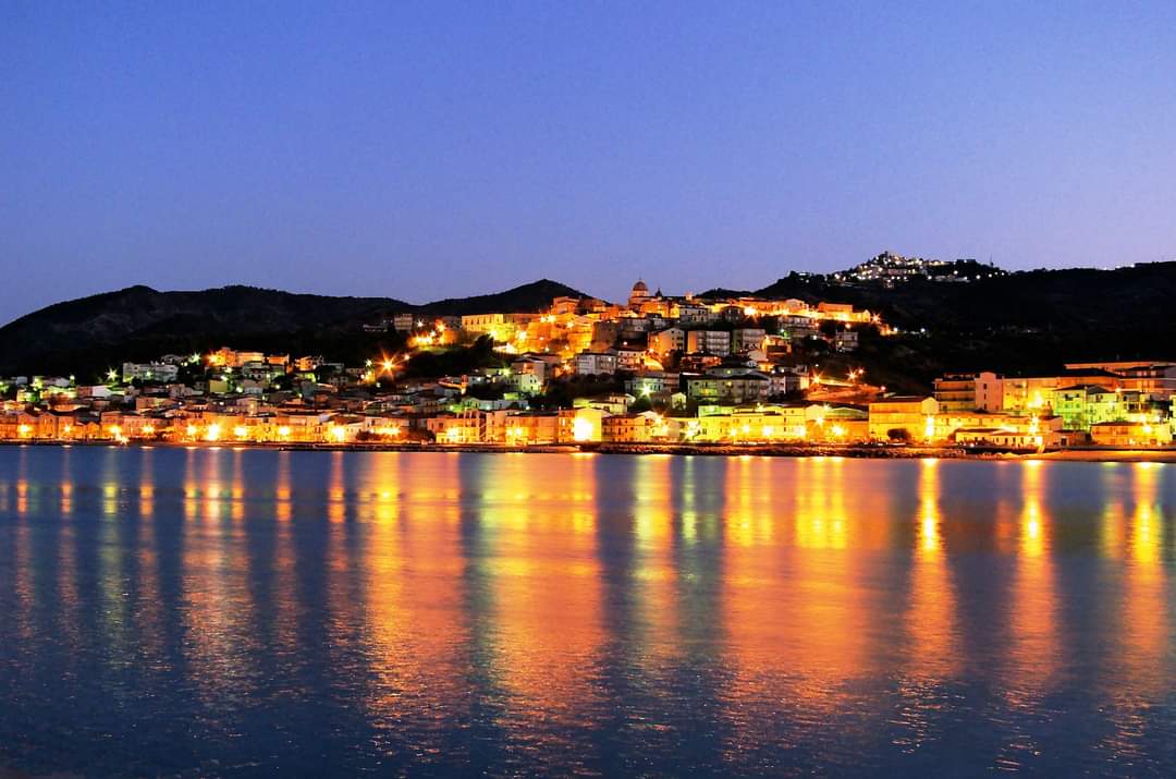 Il borgo di Cariati di sera, visto dal mare